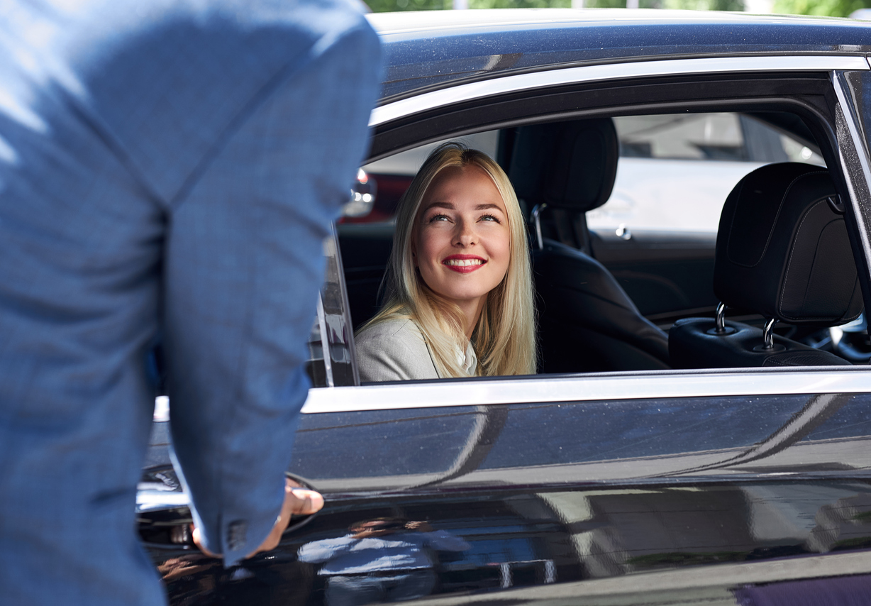 woman likes customer service in a private taxi